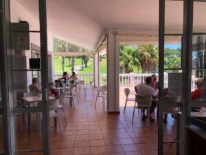 Un observador en el tee. "Un día de golf perfecto"