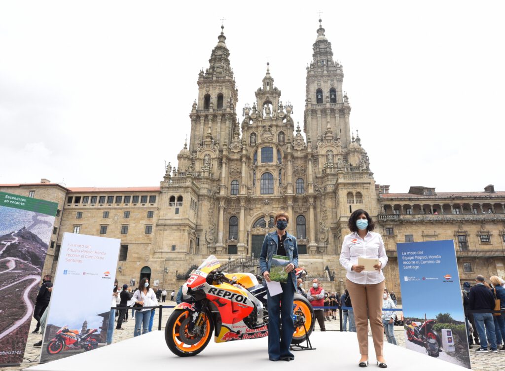 repsol moto - La Moto Repsol Honda de Marc Márquez finaliza el Camino de Santiago en el Obradoiro