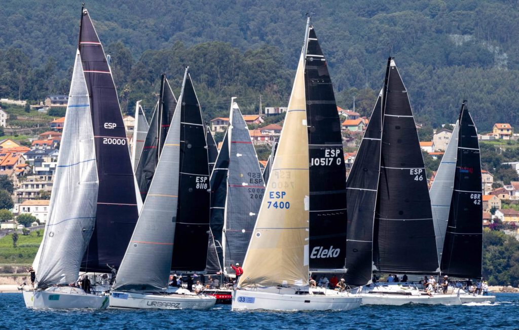primera regata - Primera jornada Regata Mar de Maeloc Rias Baixas. El Swan 42 Magical líder en Combarro