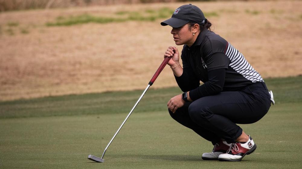 Ana Peláez logra golpear una bola por encima del Estadio de La Cartuja
