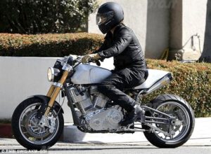 5 actores pueden elegir motos en su garaje. Guapos, ricos, talentosos y en moto