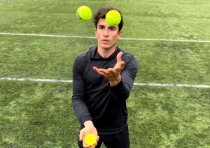 Marc Márquez realiza ejercicios visuales con tres pelotas de tenis y lentes prismáticos