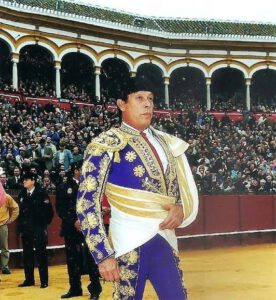 “Curro” Romero salió por quinta vez en volandas por la Puerta del Príncipe…