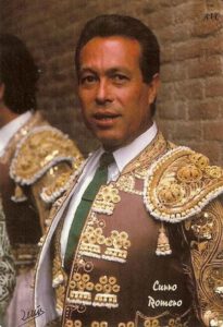 “Curro” Romero salió por quinta vez en volandas por la Puerta del Príncipe…