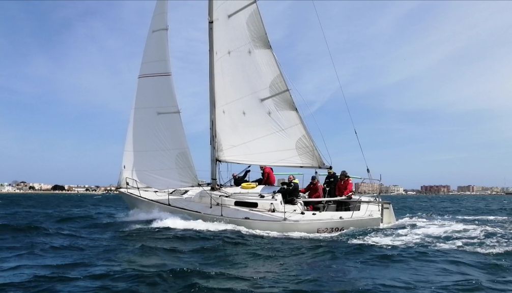 Con viento fuerte de levante, se celebra con gran éxito la 3ª prueba en el Club Marítimo Linense. viento fuerte - Con viento fuerte de levante, se celebra con gran éxito la 3ª prueba en el Club Marítimo Linense.