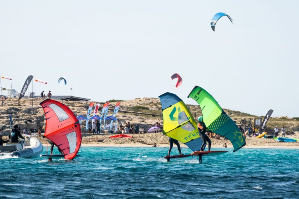celebra entre - Se celebra entre este sábado y el lunes en la playa de la Barrosa, el Campeonato de Andalucía de Wing Foil