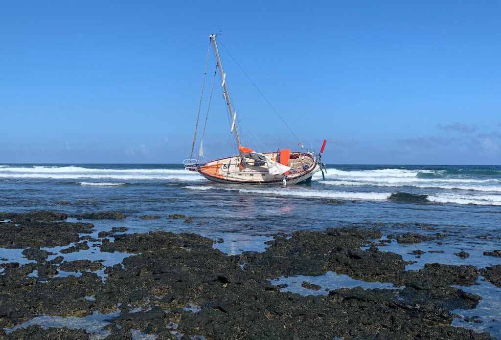 deboer estrella - Guy deBoer (EE. UU.) se estrella contra las rocas por la noche en la costa norte de Fuerteventura