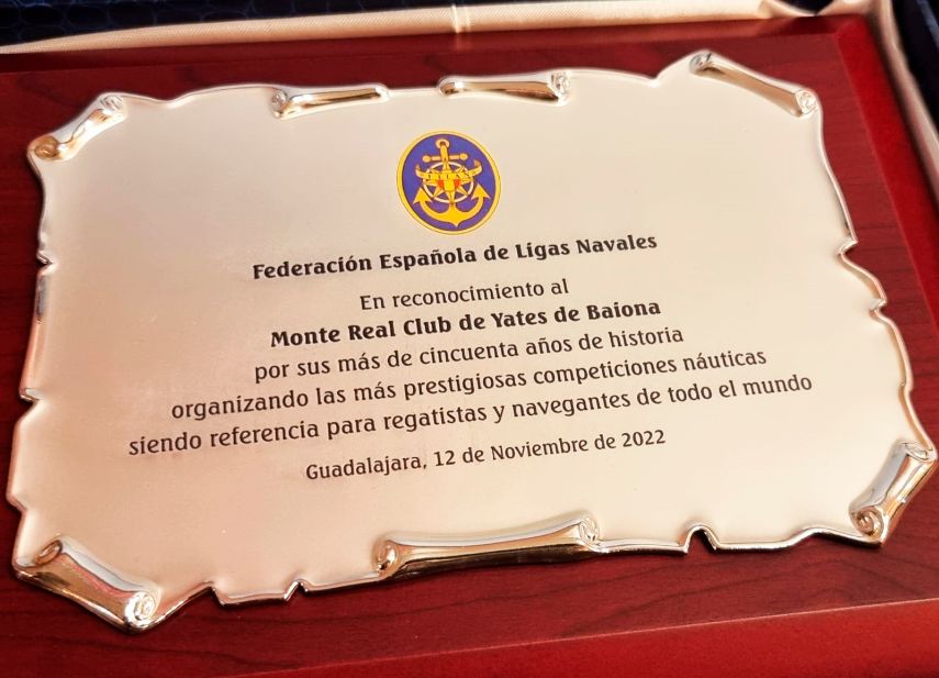 El Monte Real Club de Yates es distinguido  con la cruz del mérito náutico deportivo
