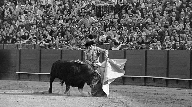 “Curro” Romero salió por quinta vez en volandas por la Puerta del Príncipe