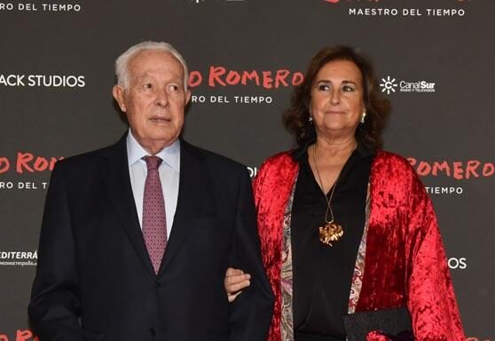 “Curro” Romero salió por quinta vez en volandas por la Puerta del Príncipe curro romero - “Curro” Romero salió por quinta vez en volandas por la Puerta del Príncipe