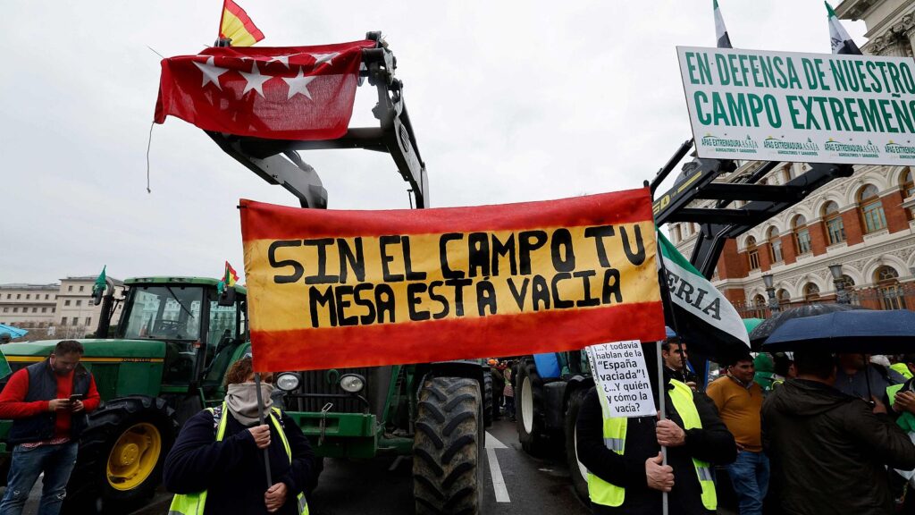 Los agricultores continúan con las tractoradas el mismo día que se reúnen con el ministro Planas agricultores contin - Los agricultores continúan con las tractoradas el mismo día que se reúnen con el ministro Planas
