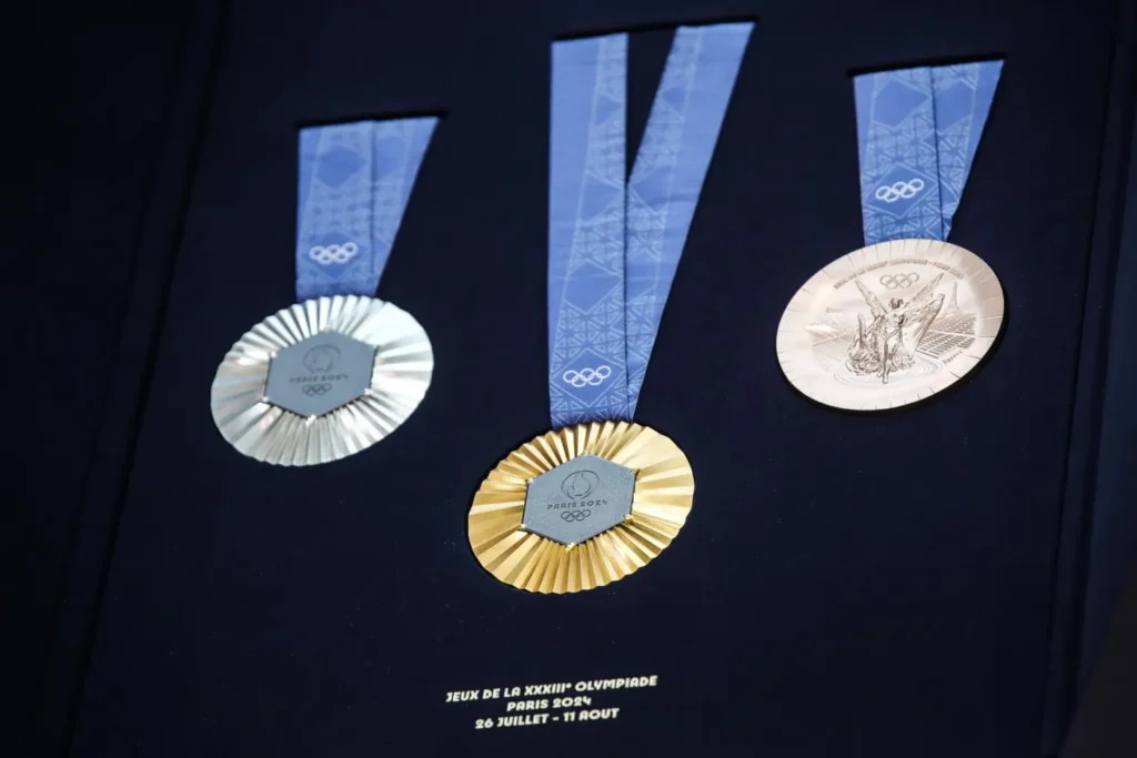 Fragmentos de la Torre Eiffel en las medallas de los JJOO medallas jjoo - Fragmentos de la Torre Eiffel en las medallas de los JJOO