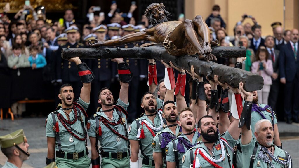 laga desembarco - La Legión desfila en Málaga y traslada al Cristo de la Buena Muerte