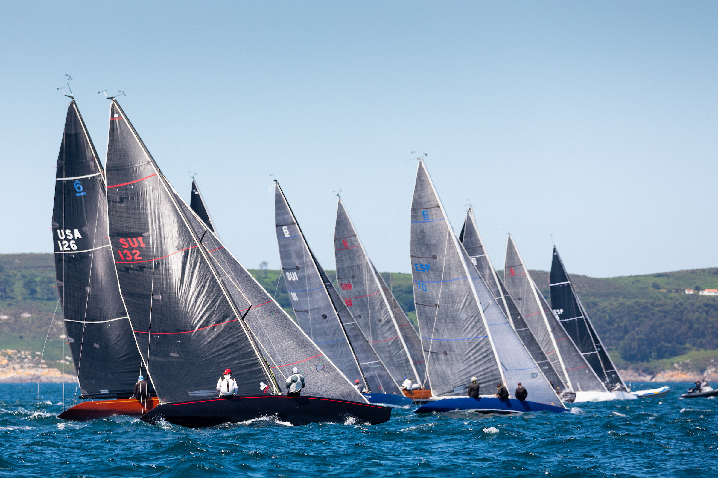 Con la participación de D. Juan Carlos, comienza la 9ª Regata Rey Juan Carlos - El Corte Inglés Máster en Sanxenxo.