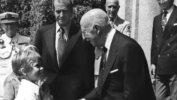 “No olvide, Señor, que debe usted el Trono a Franco y no al enloquecido Sánchez”