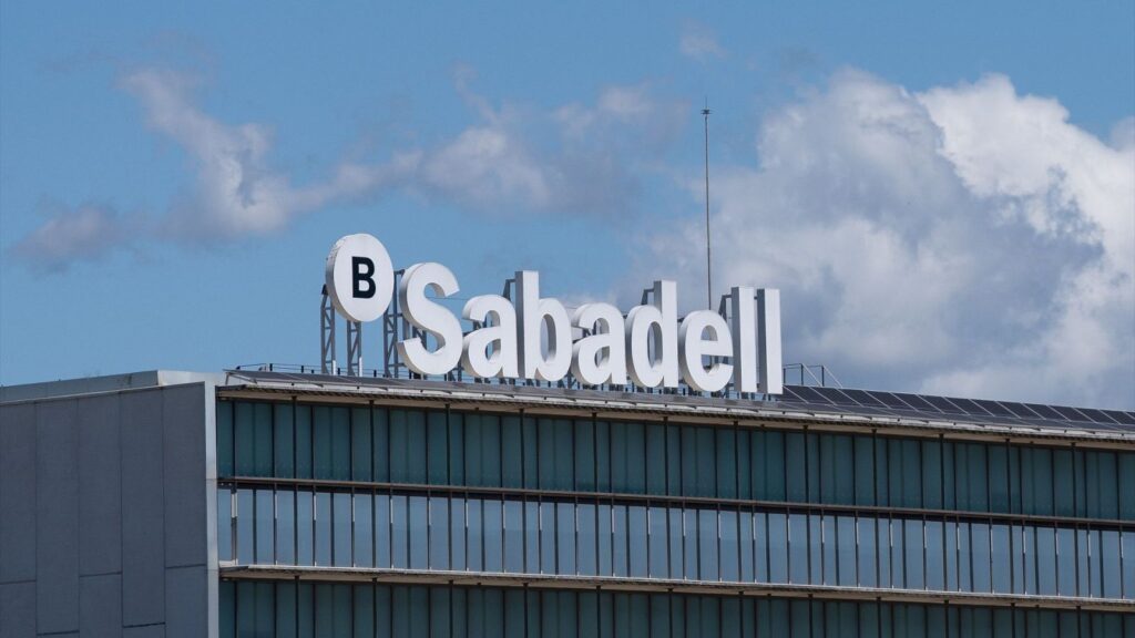 accionistas sabadell - Los accionistas del Sabadell aprueban la venta de TSB al Santander en la recta final de la opa lanzada por BBVA