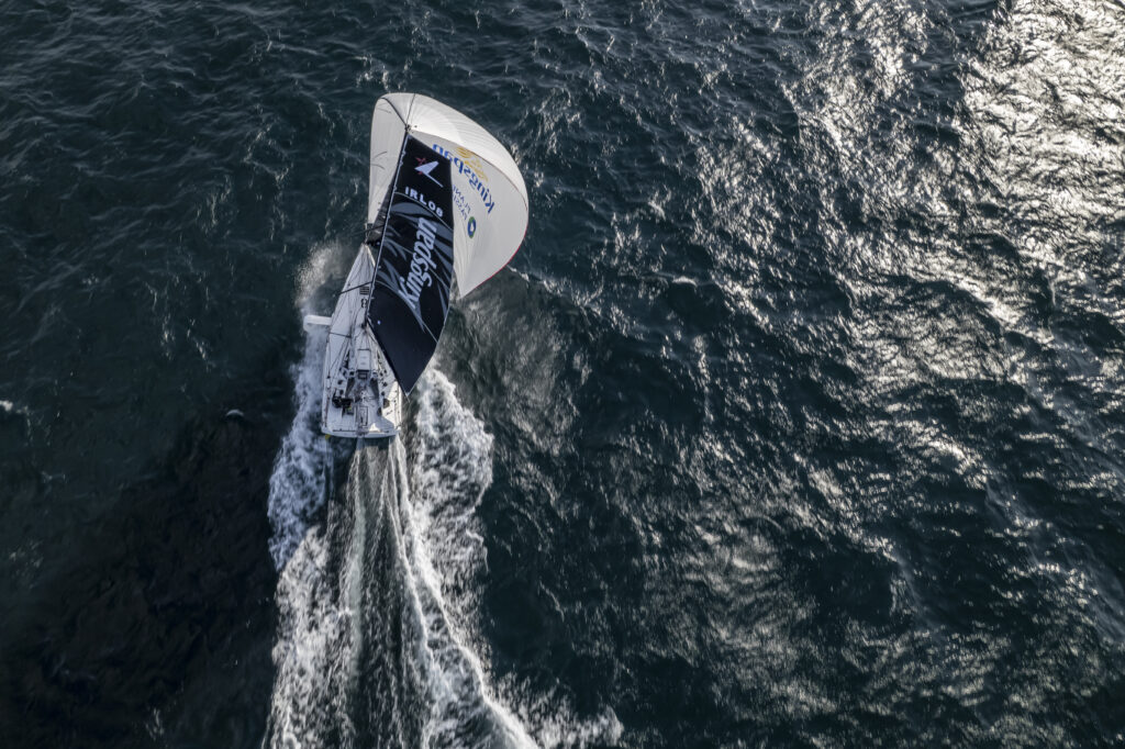 flota solitaire - La flota de La Solitaire du Figaro Paprec supera el faro Wolf Rock