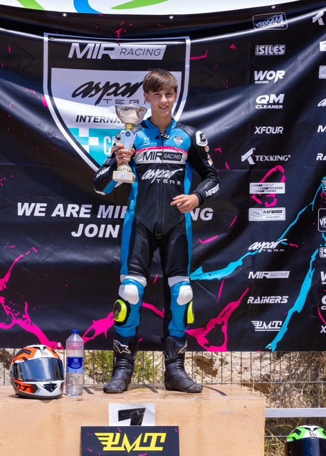 El joven piloto benalmadense Ares Aragón, conquista el circuito con una exhibición memorable y reafirma su enorme proyección en la categoría GP12