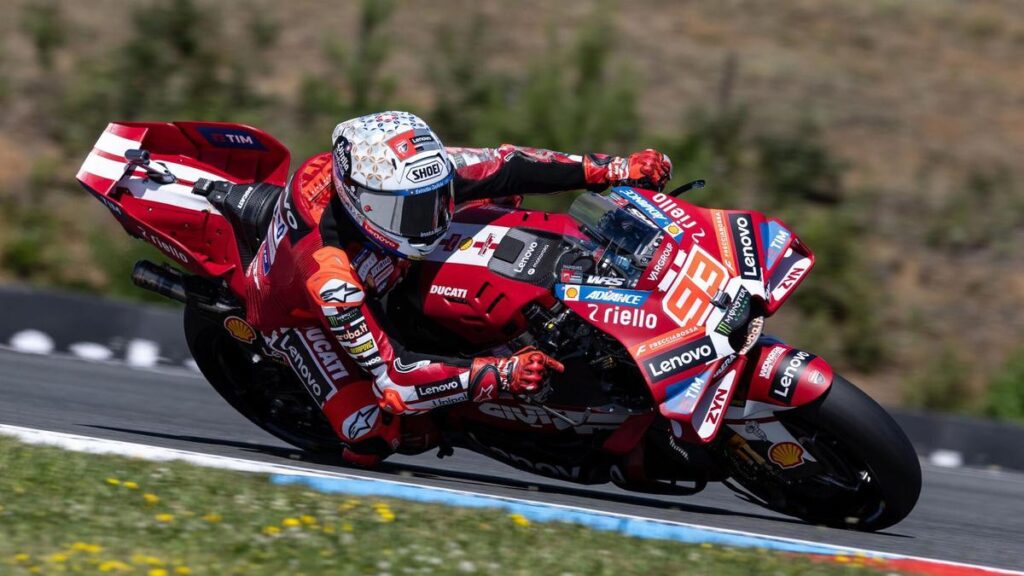 Marc Márquez da un golpe sobre la mesa en Brno ante la sonada ausencia de Bezzecchi marc rquez - Marc Márquez da un golpe sobre la mesa en Brno ante la sonada ausencia de Bezzecchi