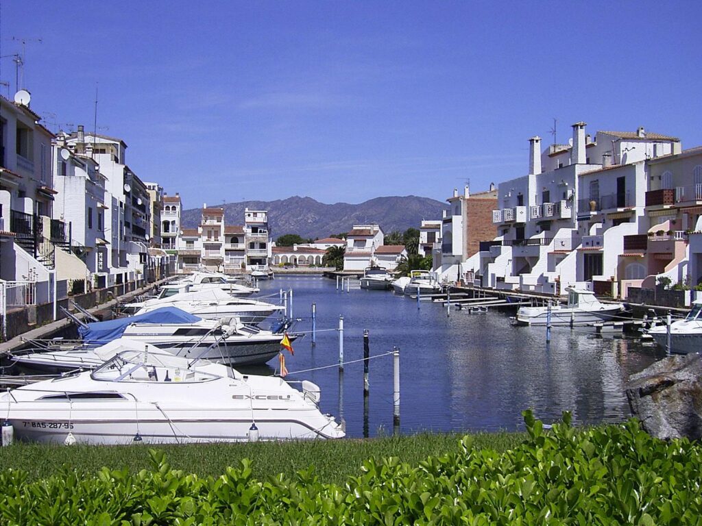 puertos mayores - Marina d’Empuriabrava lidera el ranking de los mayores puertos deportivos de España por número de amarres