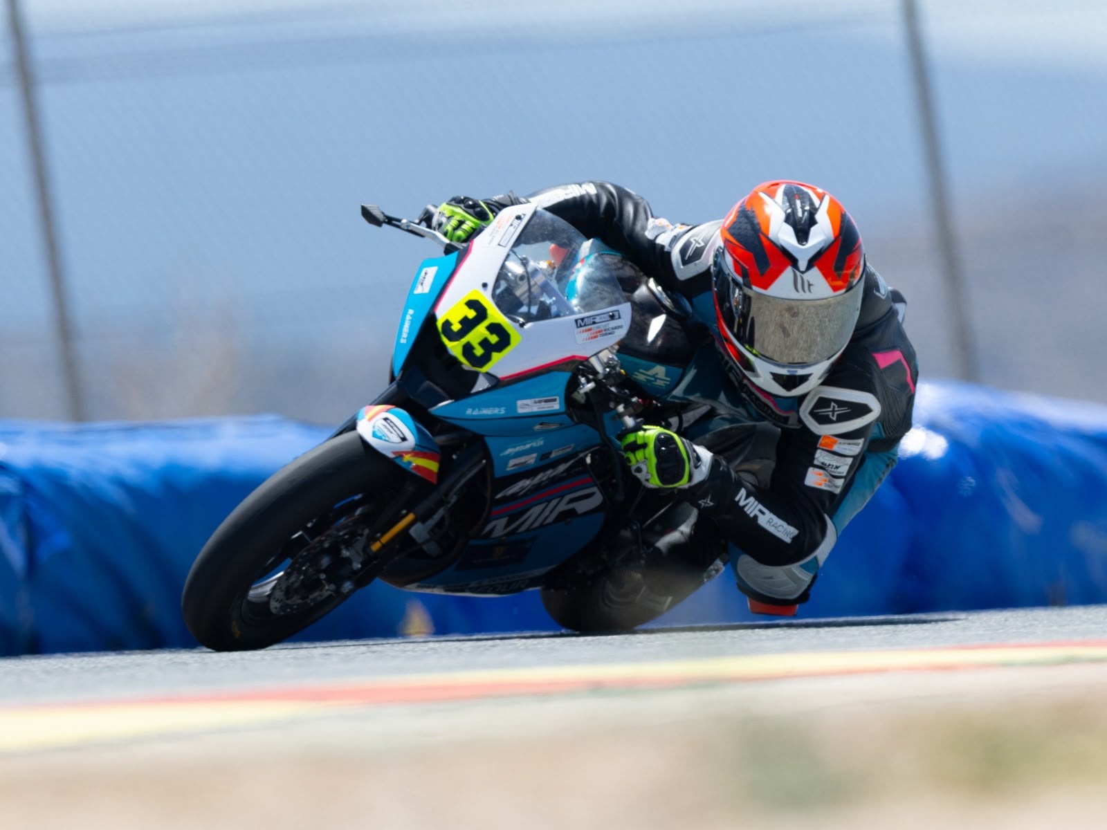 El joven piloto malagueño Ares Aragón, convierte un fin de semana imposible en el circuito de Villena, en "una demostración de talento y carácter".