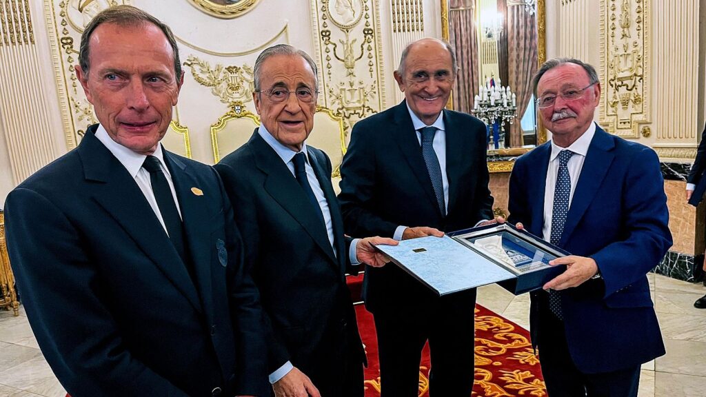 Decenas de ceutíes reciben a Florentino Pérez en la ciudad autónoma: «Gracias por apoyarnos» florentino decenas - Decenas de ceutíes reciben a Florentino Pérez en la ciudad autónoma: «Gracias por apoyarnos»