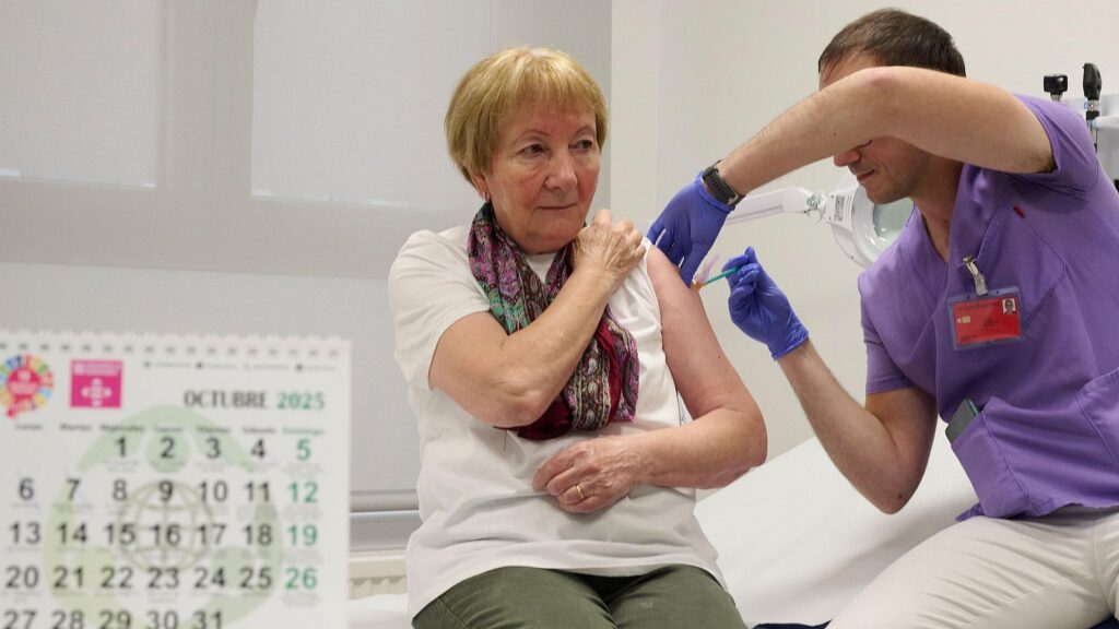 Comienza la campaña de vacunación de la gripe y de la COVID-19: claves y calendario por comunidad campa vacunaci - Comienza la campaña de vacunación de la gripe y de la COVID-19: claves y calendario por comunidad