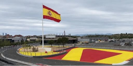 Bandera de 122 m2 más grande que la de Colón en el Circuito de F1 de Madrid. bandera circuito - Bandera de 122 m2 más grande que la de Colón en el Circuito de F1 de Madrid.