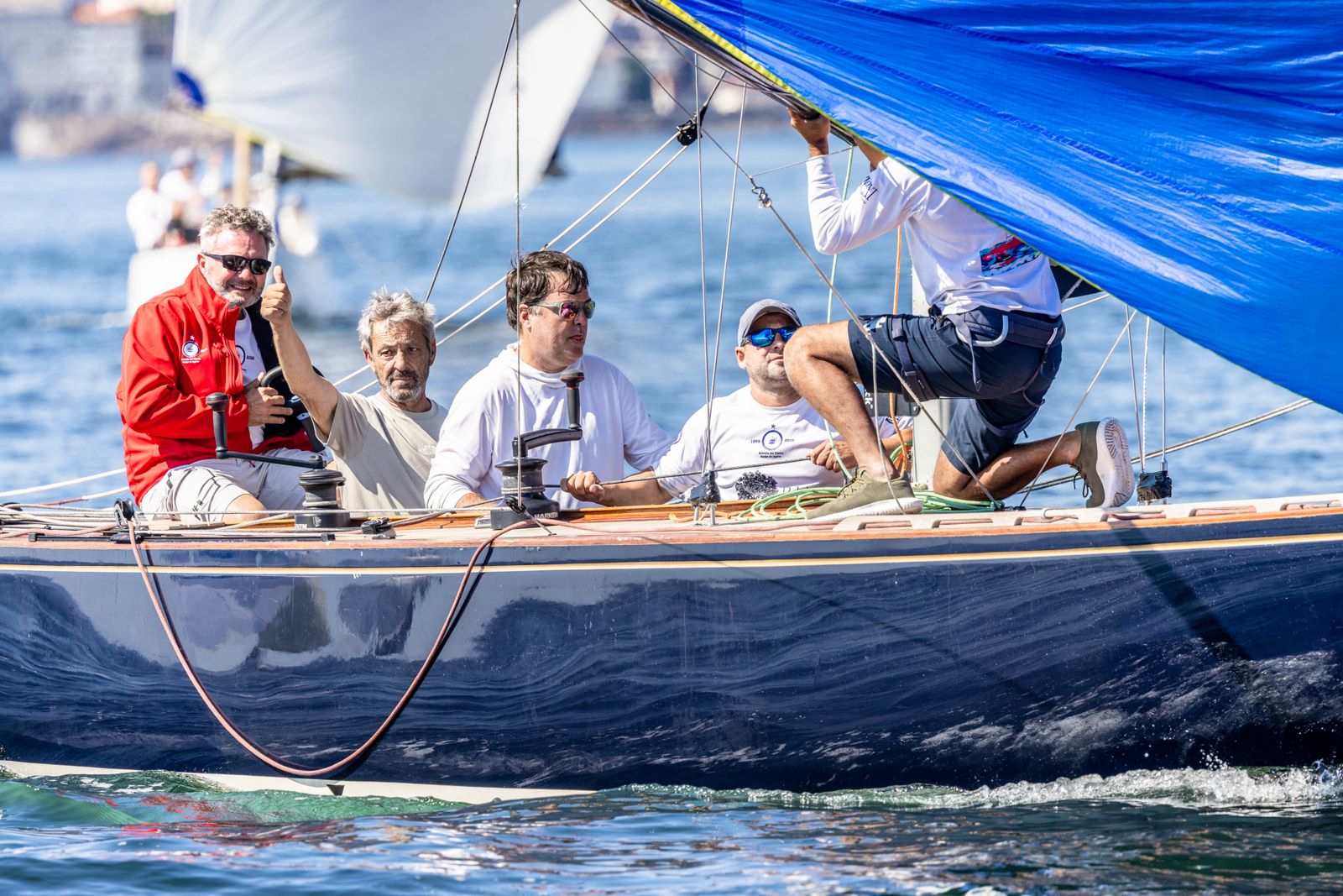 El «Bribón» remonta y conquista el Trofeo Xacobeo en Sanxenxo, con el «Caprice-RH Privé» a las puertas del podio